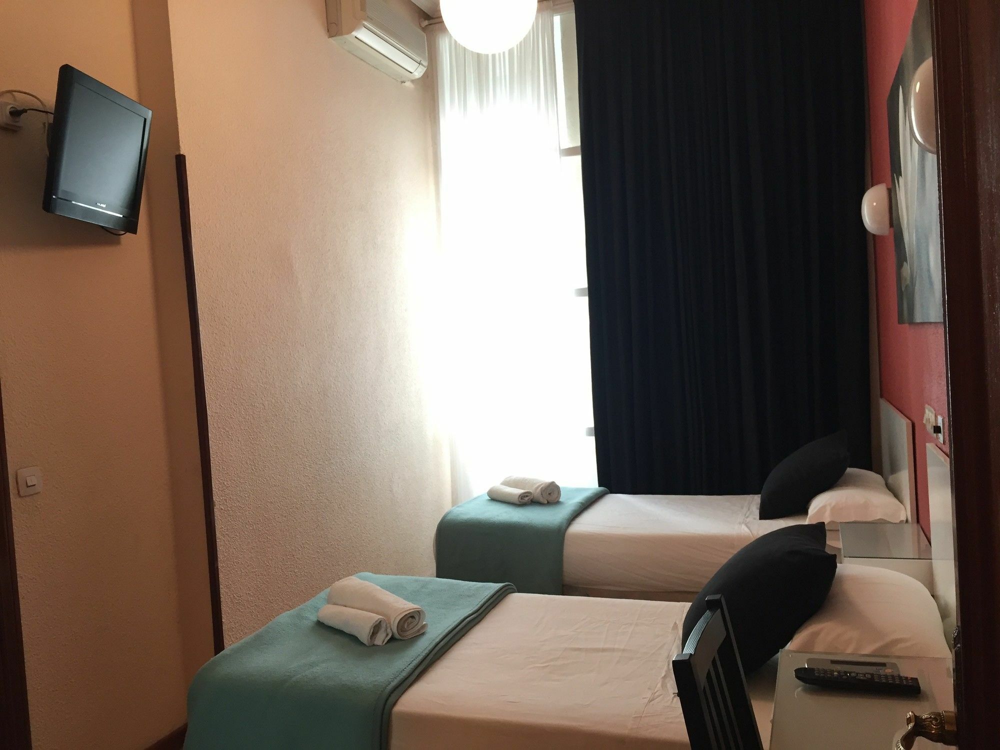 Hostal Rias Bajas Madrid Bagian luar foto