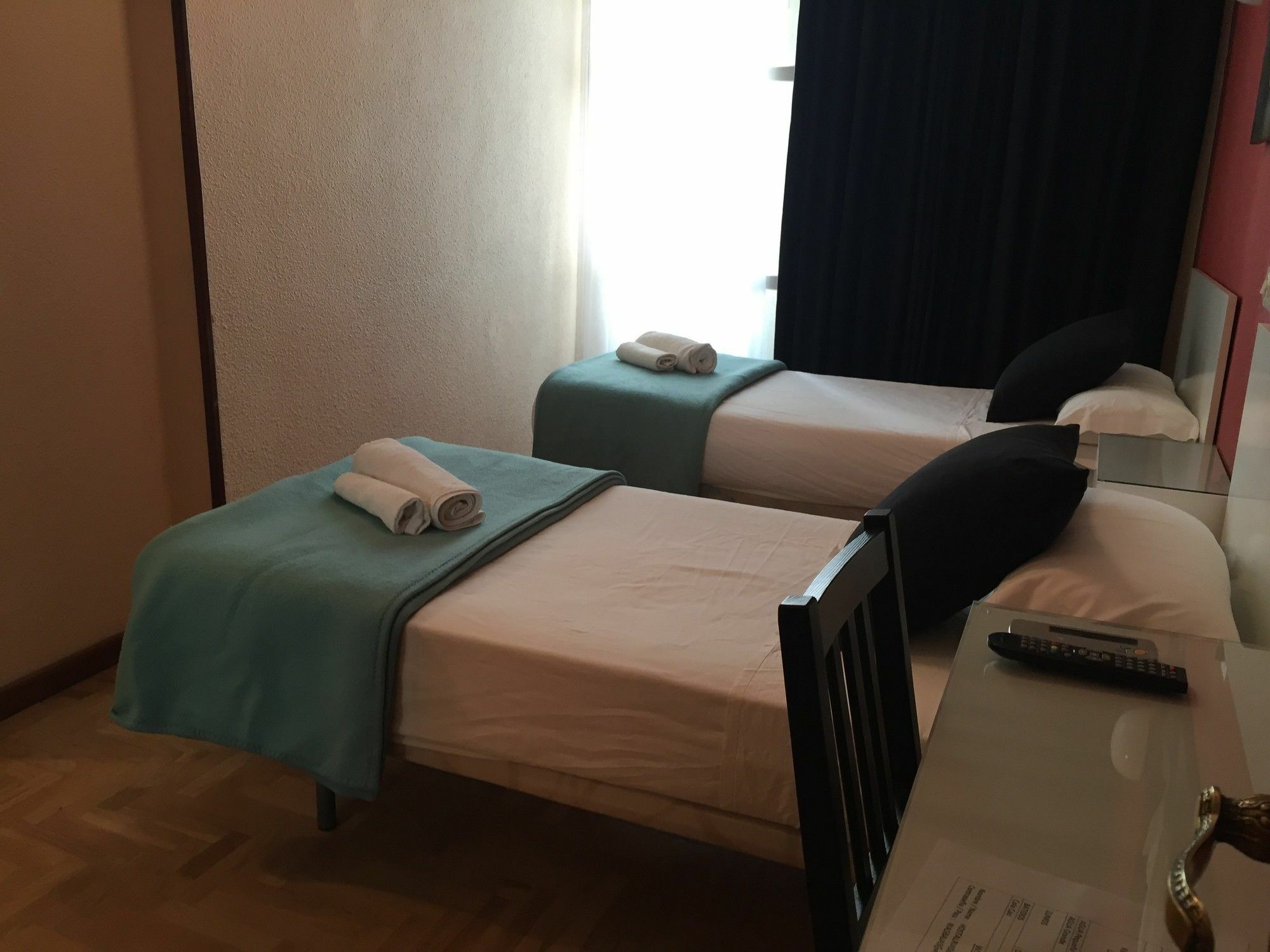 Hostal Rias Bajas Madrid Bagian luar foto